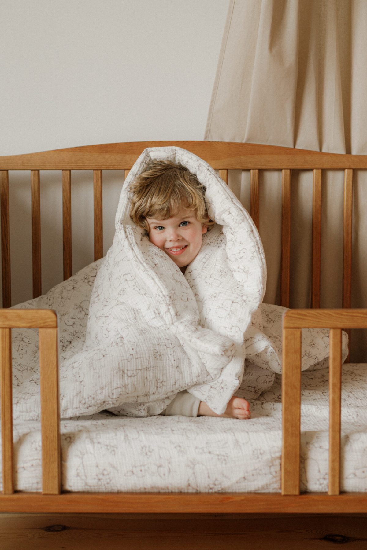 Muślinowa pościel z wypełnieniem wzór Króliczki na polanie - obrazek 3