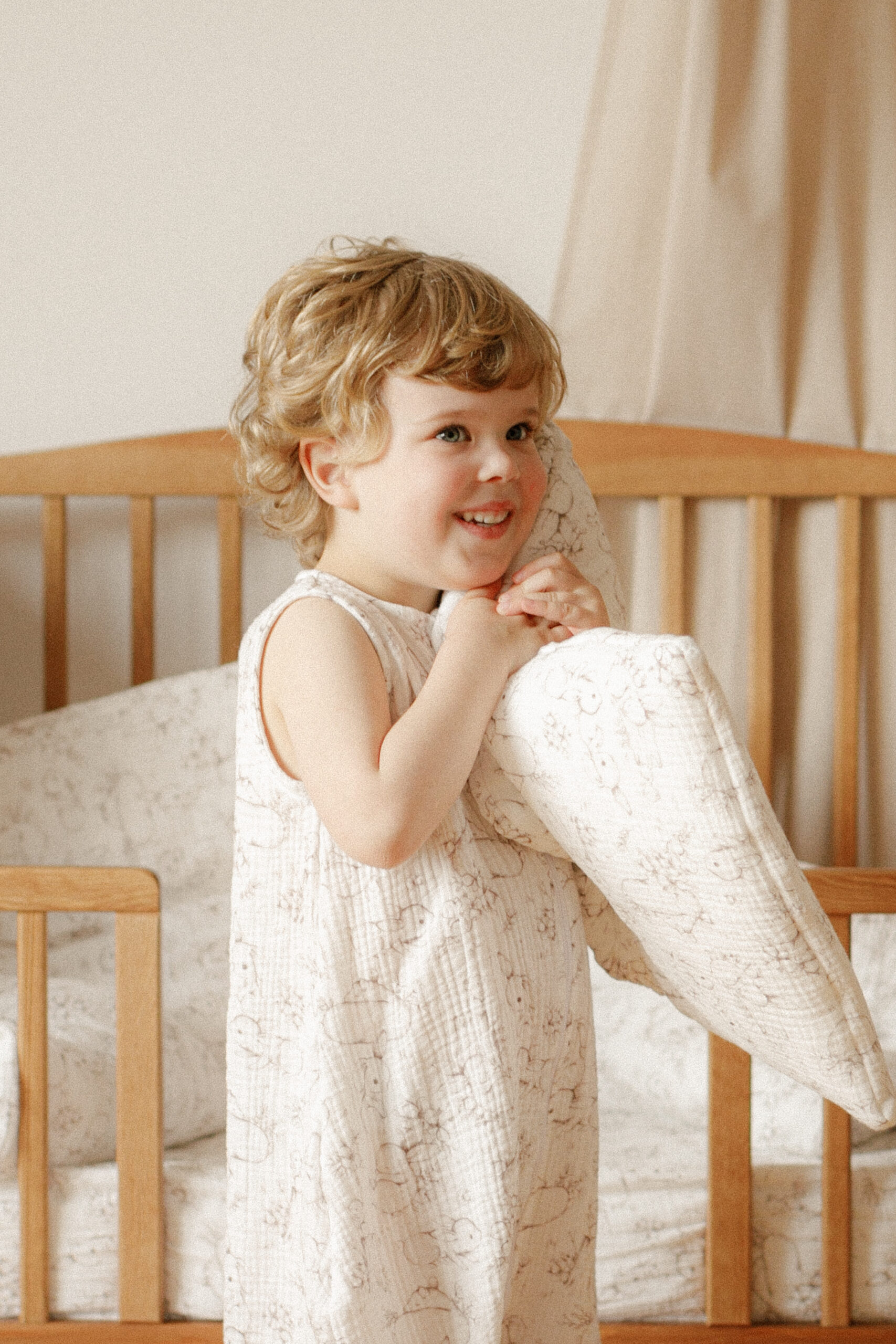 Muślinowa poduszka - wzór Króliczki na polanie