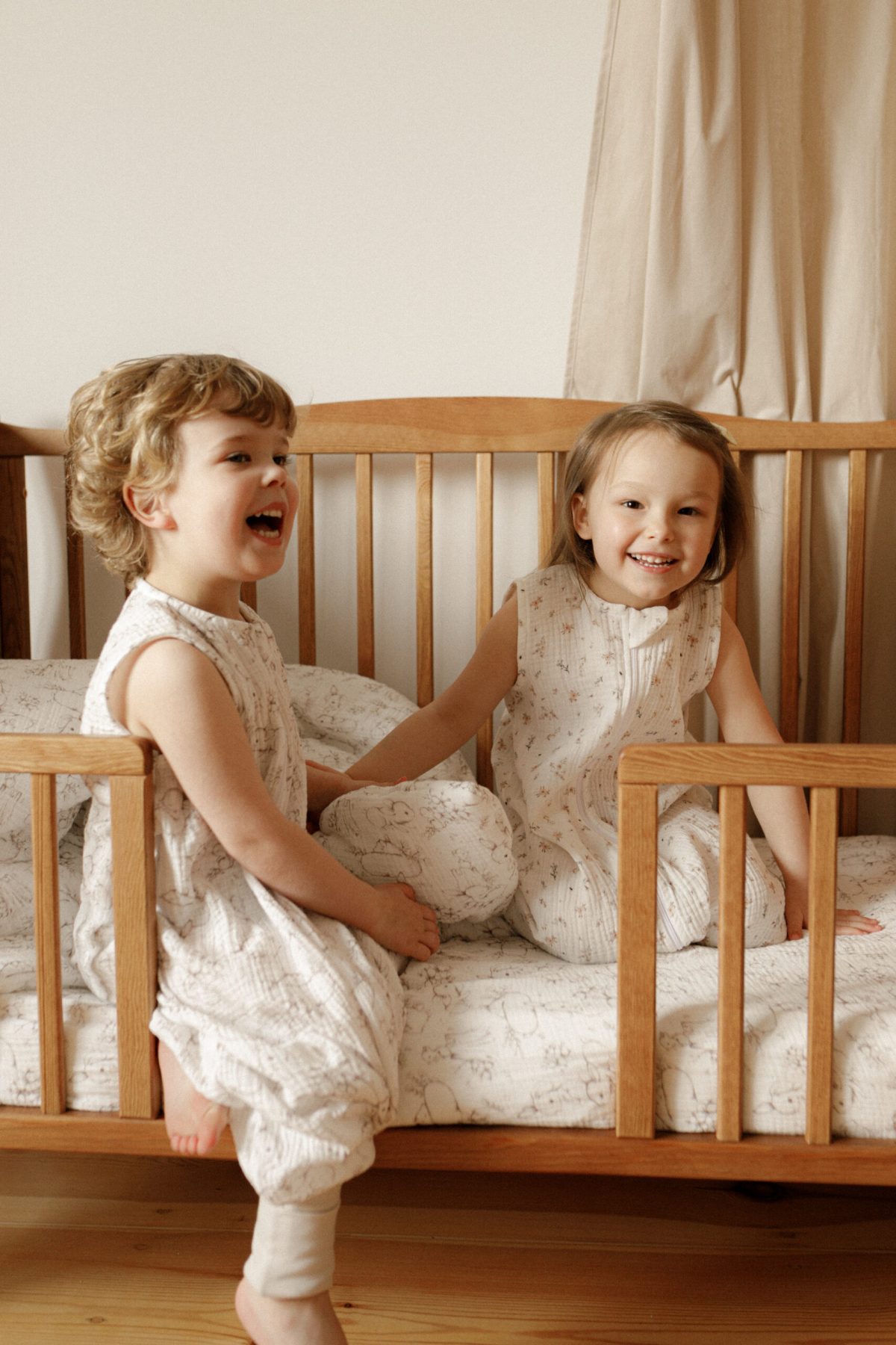 Muślinowy śpiworek z nogawkami - wzór Króliczki na polanie - obrazek 4