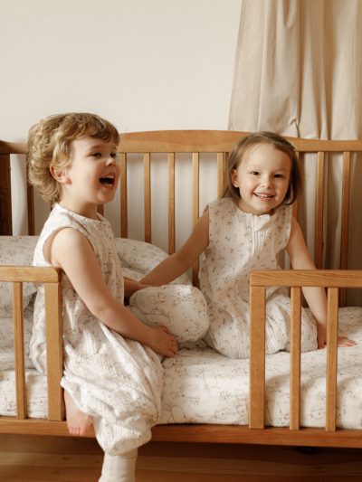 Muślinowy śpiworek z nogawkami - wzór Króliczki na polanie - obrazek 4