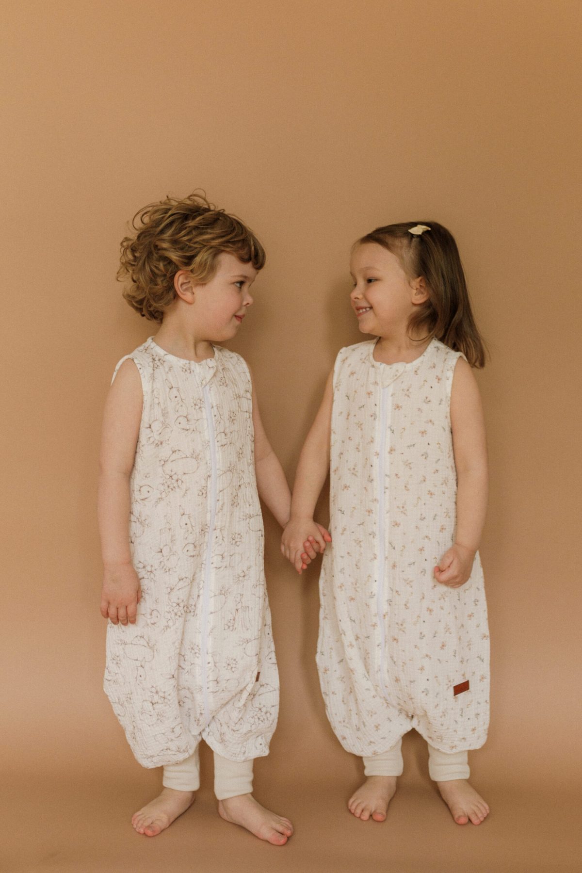 Muślinowy śpiworek z nogawkami - wzór Króliczki na polanie - obrazek 3