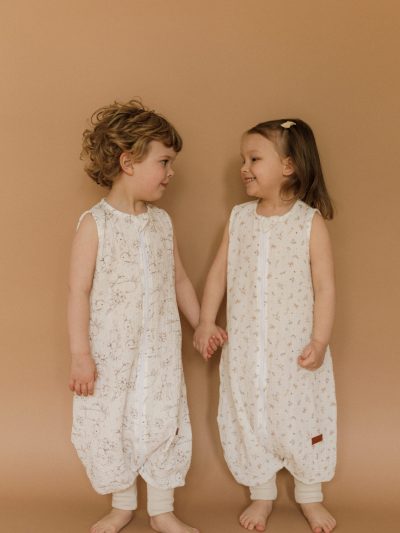 Muślinowy śpiworek z nogawkami - wzór Króliczki na polanie - obrazek 3