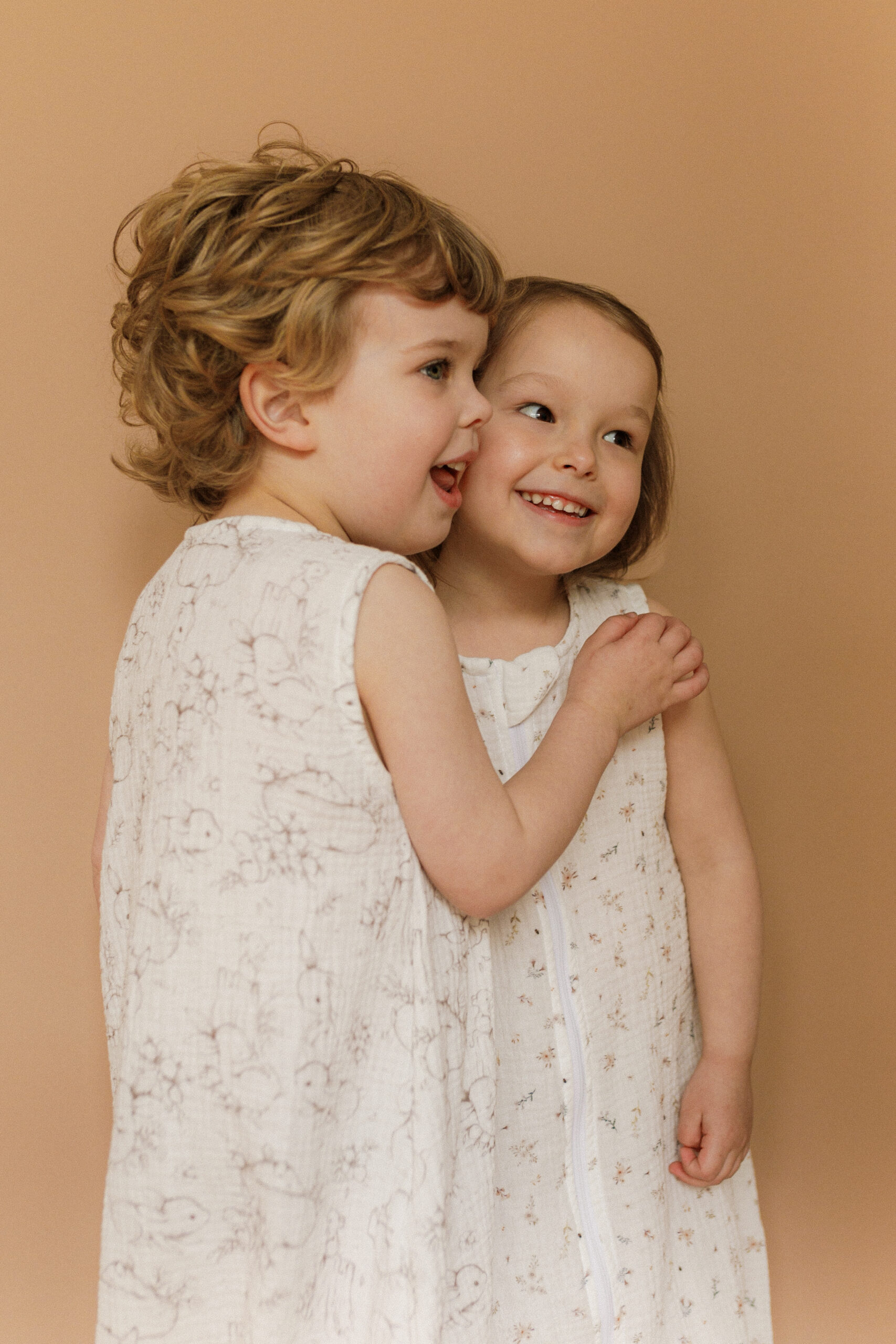 Muślinowy śpiworek z nogawkami - wzór Króliczki na polanie