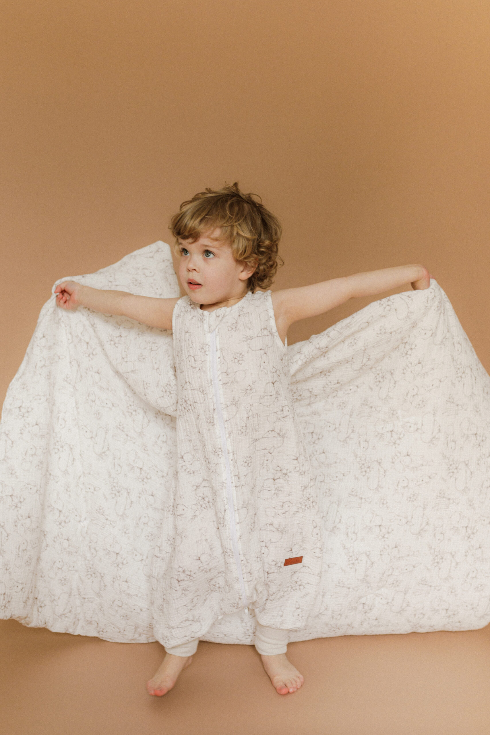 Muślinowa pościel z wypełnieniem wzór Króliczki na polanie