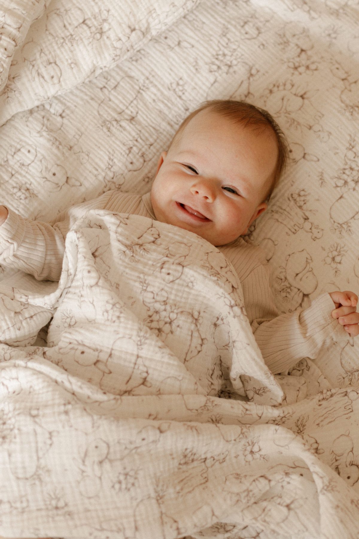 Muślinowy kocyk - wzór Króliczki na polanie - obrazek 3