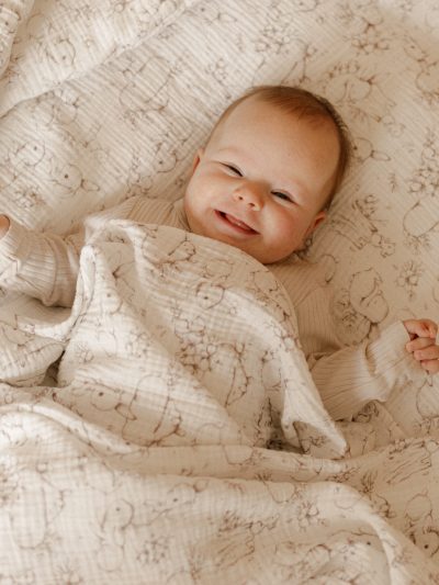 Muślinowy kocyk - wzór Króliczki na polanie - obrazek 3