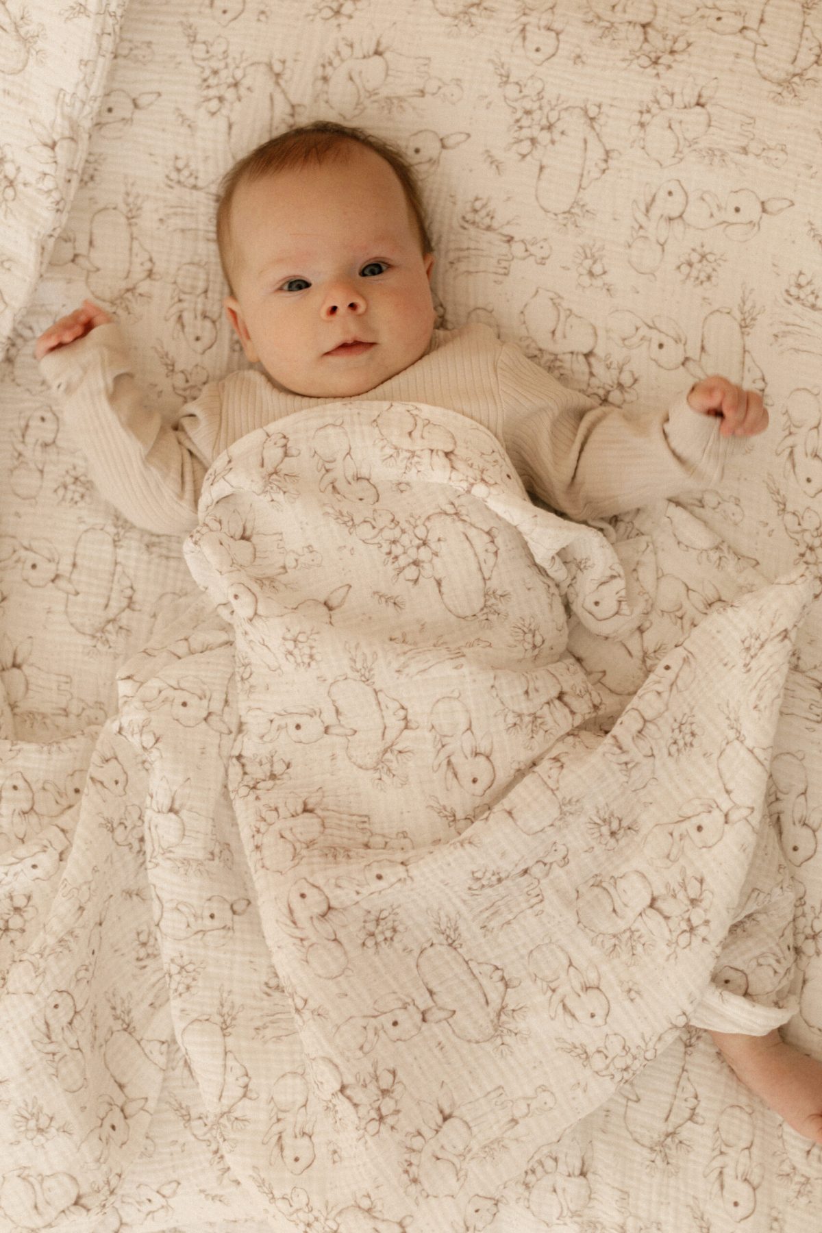 Muślinowy kocyk - wzór Króliczki na polanie - obrazek 2