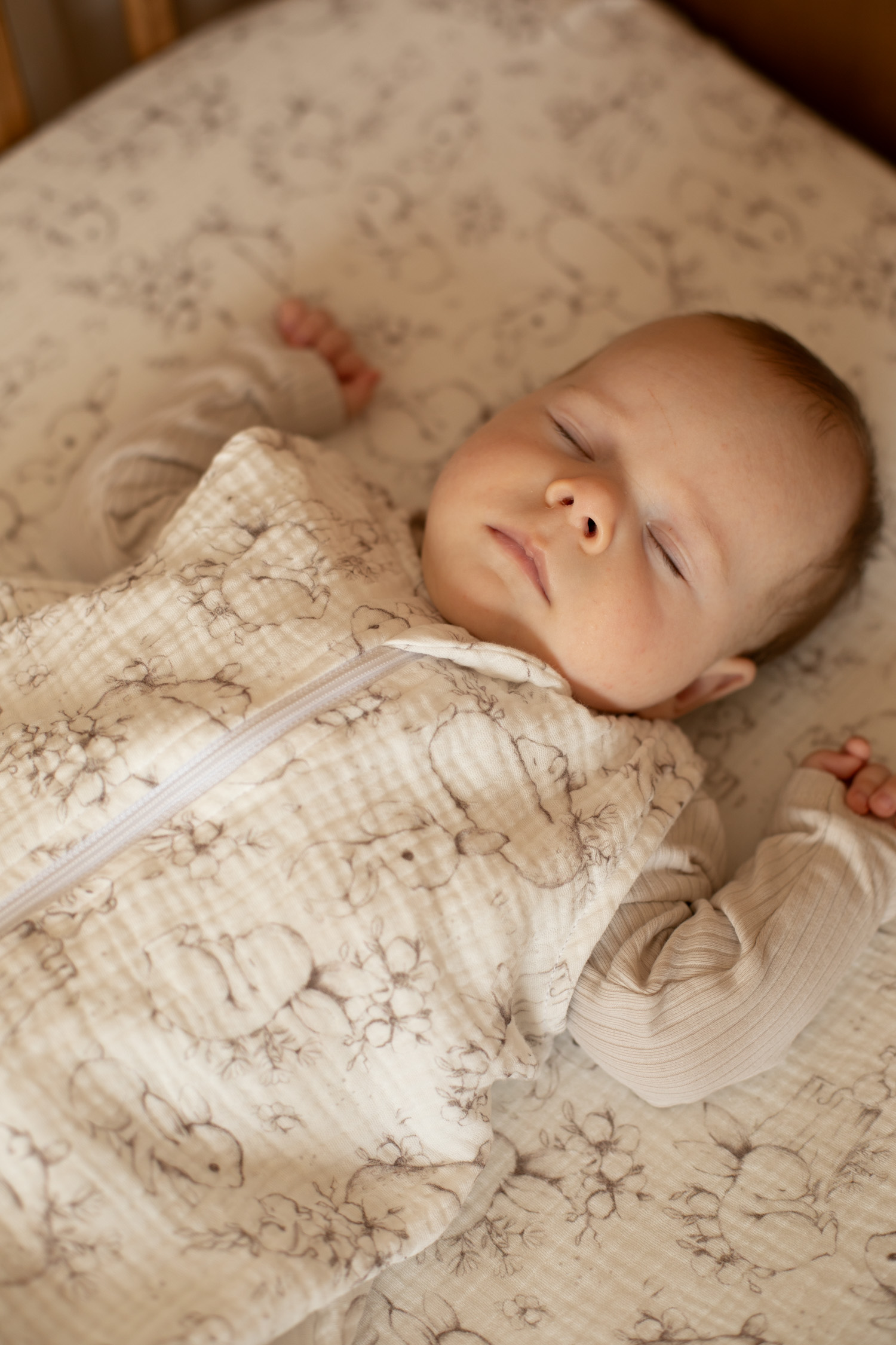 Śpiworek niemowlęcy muślinowy - wzór Króliczki na polanie