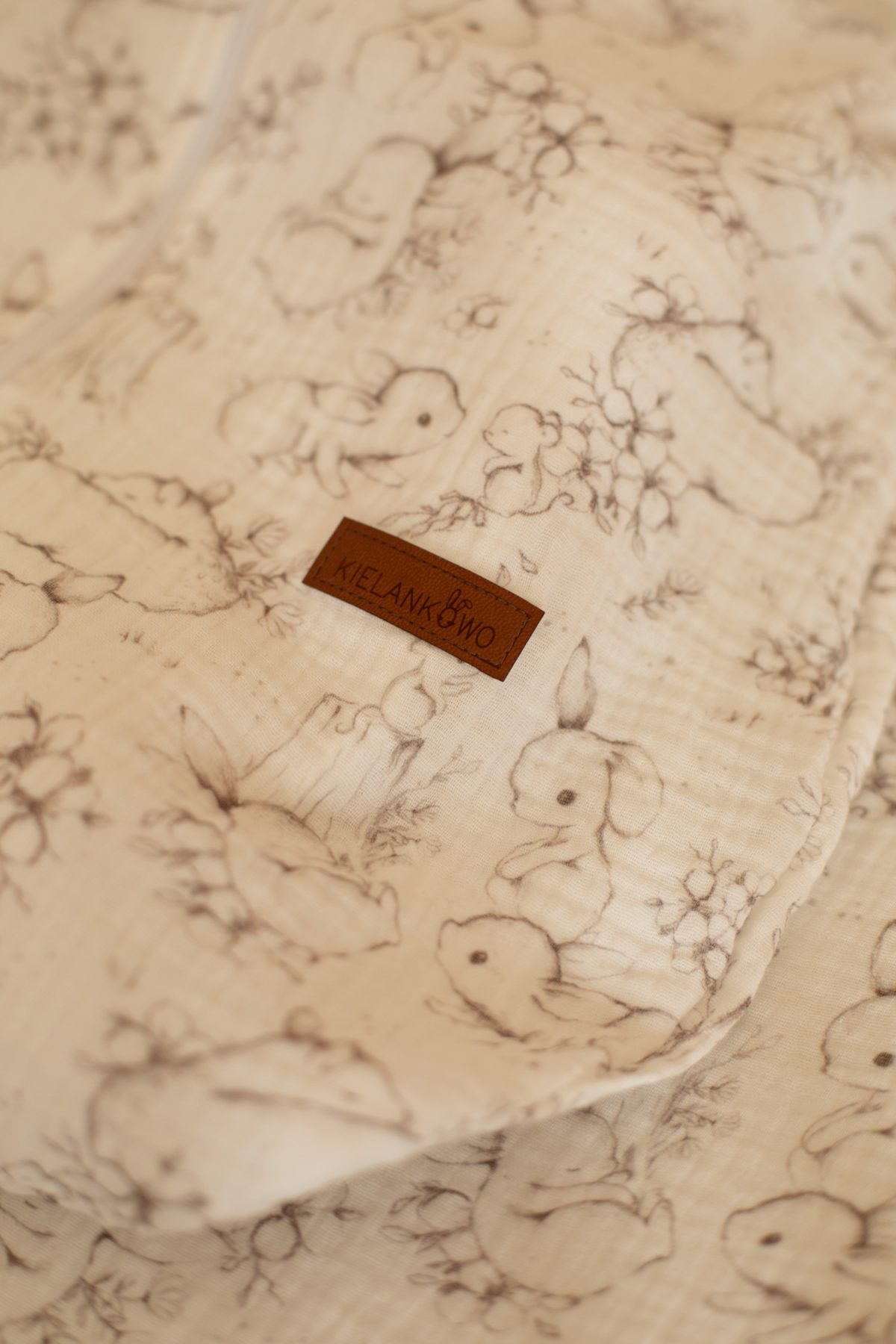 Muślinowa poduszka - wzór Króliczki na polanie - obrazek 2