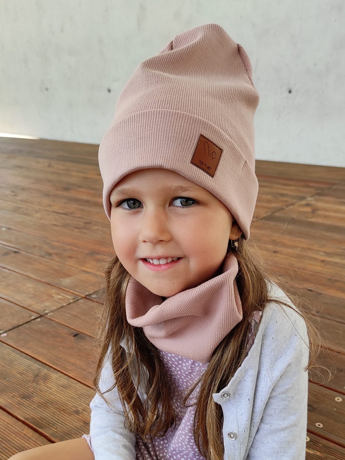 Czapka prążkowana PUDROWY RÓŻ - obrazek 2