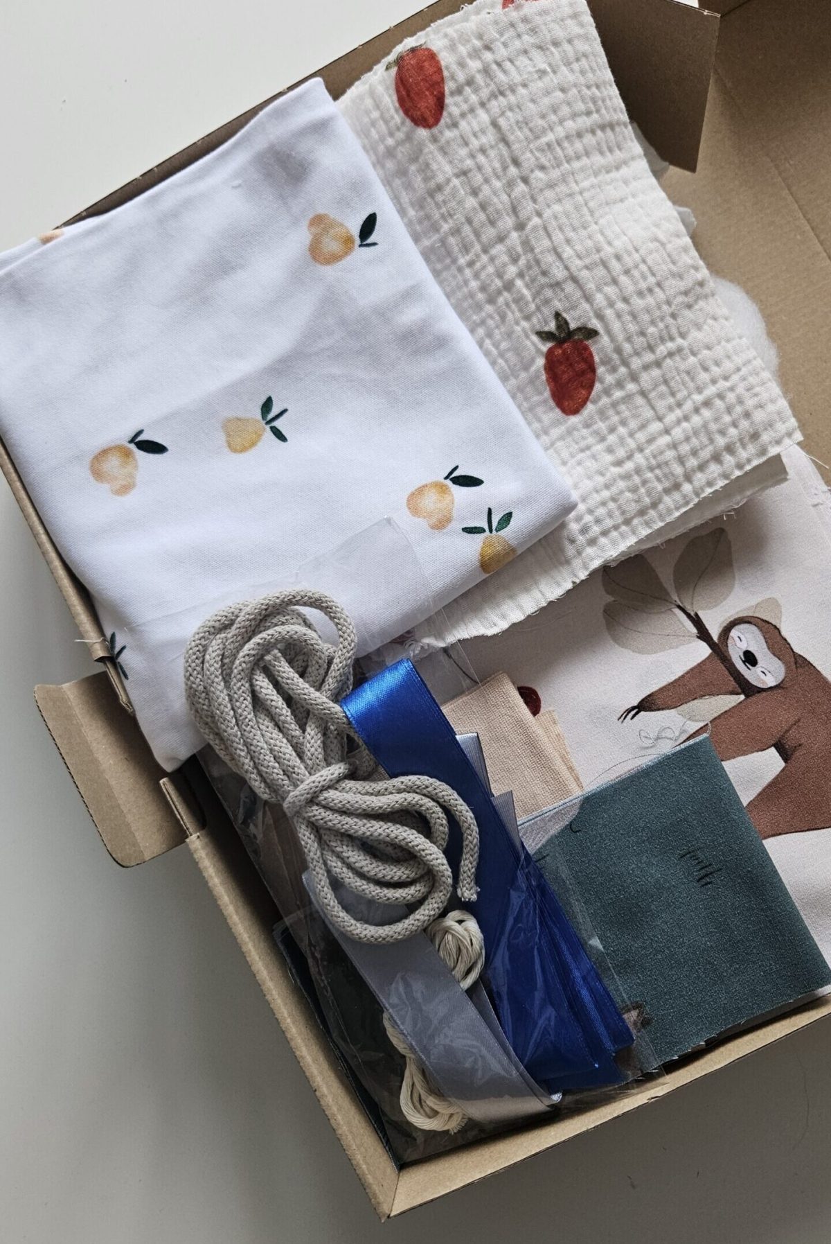 Pudełko kreatywne - skrawki materiałów - obrazek 3