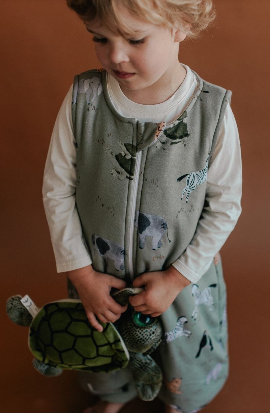 3N4A3788-e1758049677944.jpg Śpiworek z nogawkami - wzór SAFARI - obrazek 1