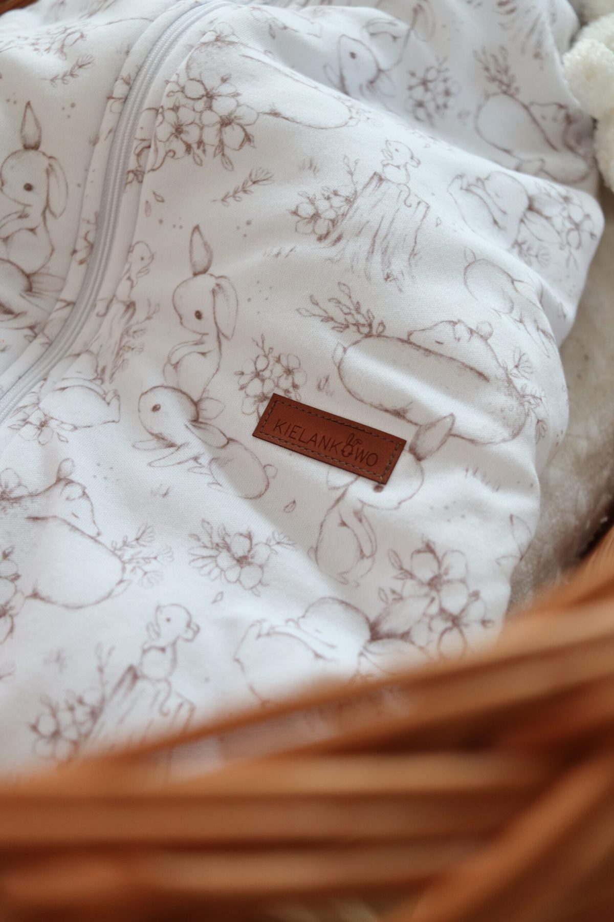 Śpiworek z nogawkami - wzór Króliczki na polanie - obrazek 4