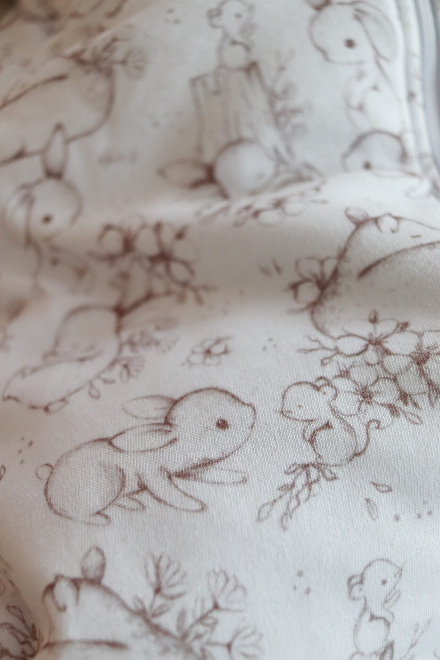 Prześcieradło do łóżeczka - wzór Króliczki na polanie