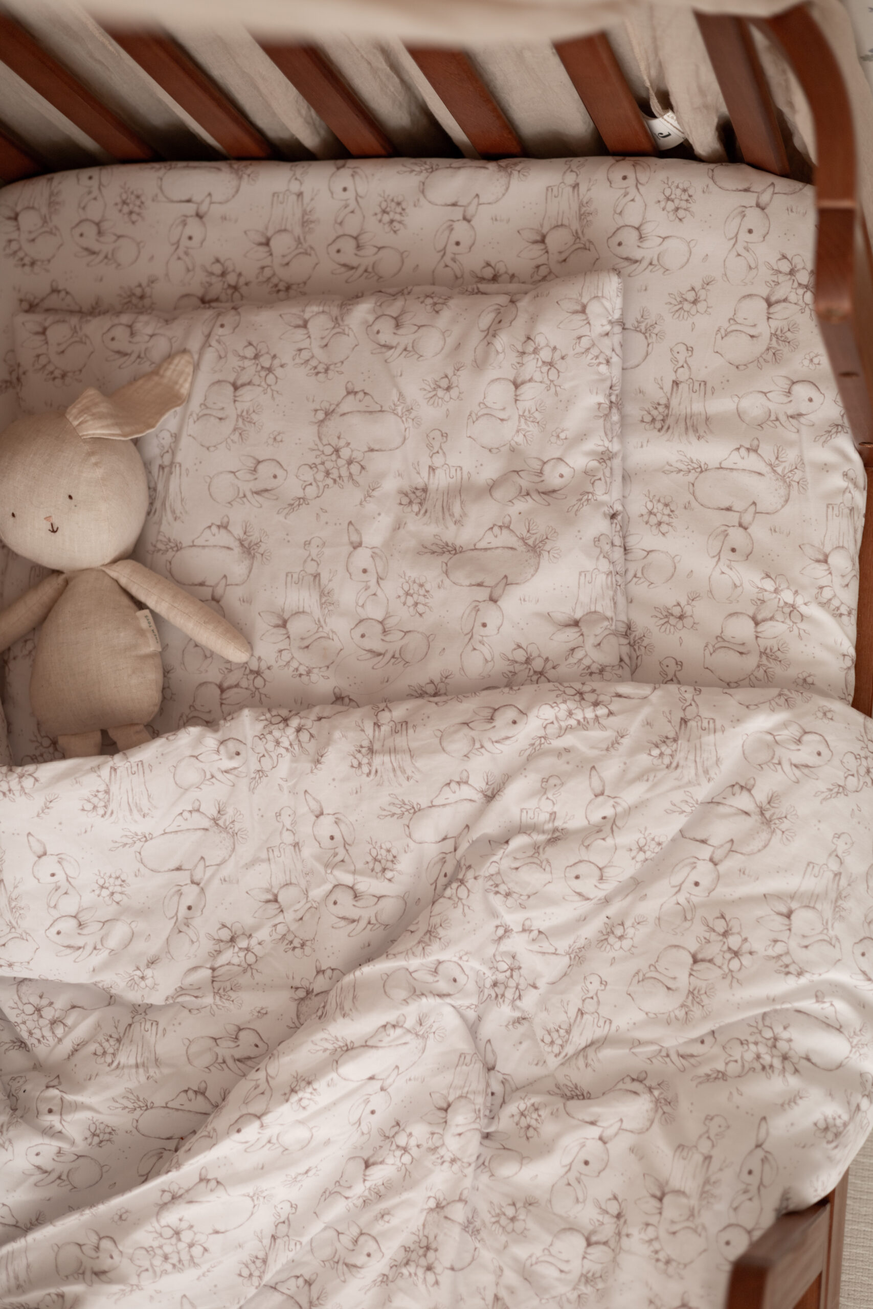 Pościel z wypełnieniem wzór Króliczki na polanie