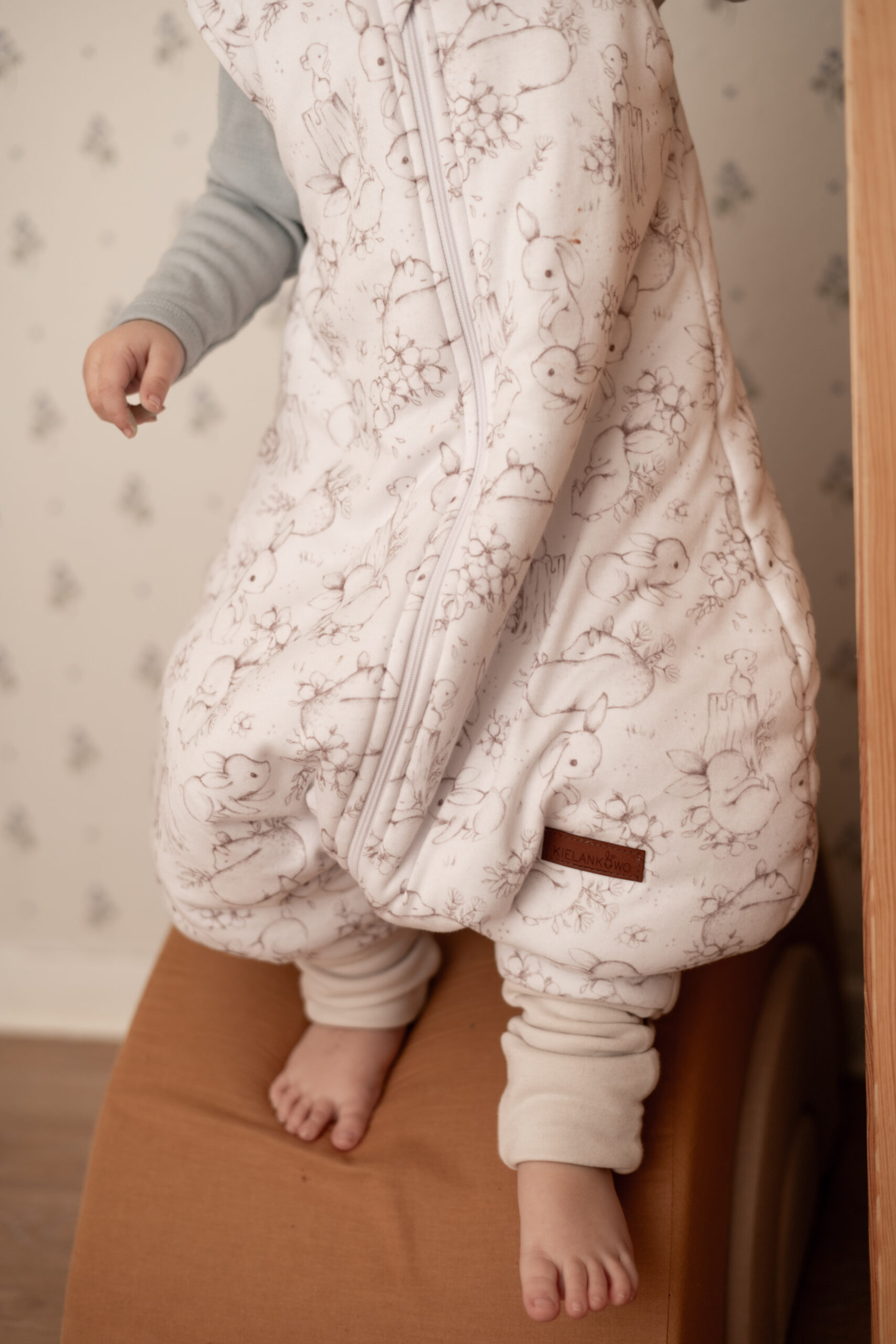 image00004-scaled-2.jpeg Śpiworek z nogawkami - wzór Króliczki na polanie - obrazek 1