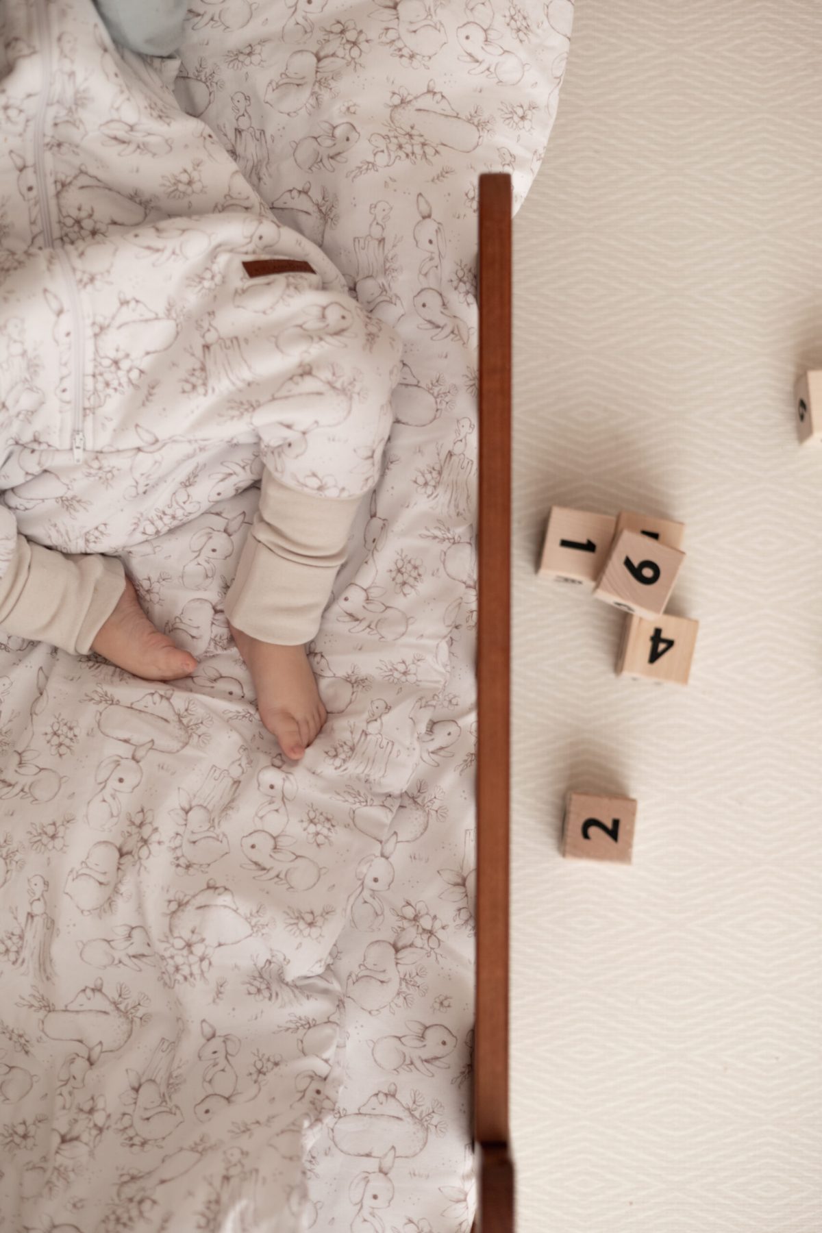 Prześcieradło do łóżeczka - wzór Króliczki na polanie - obrazek 4