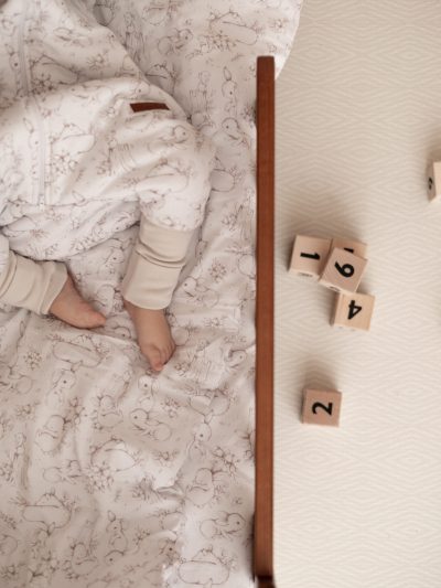 Prześcieradło do łóżeczka - wzór Króliczki na polanie - obrazek 4