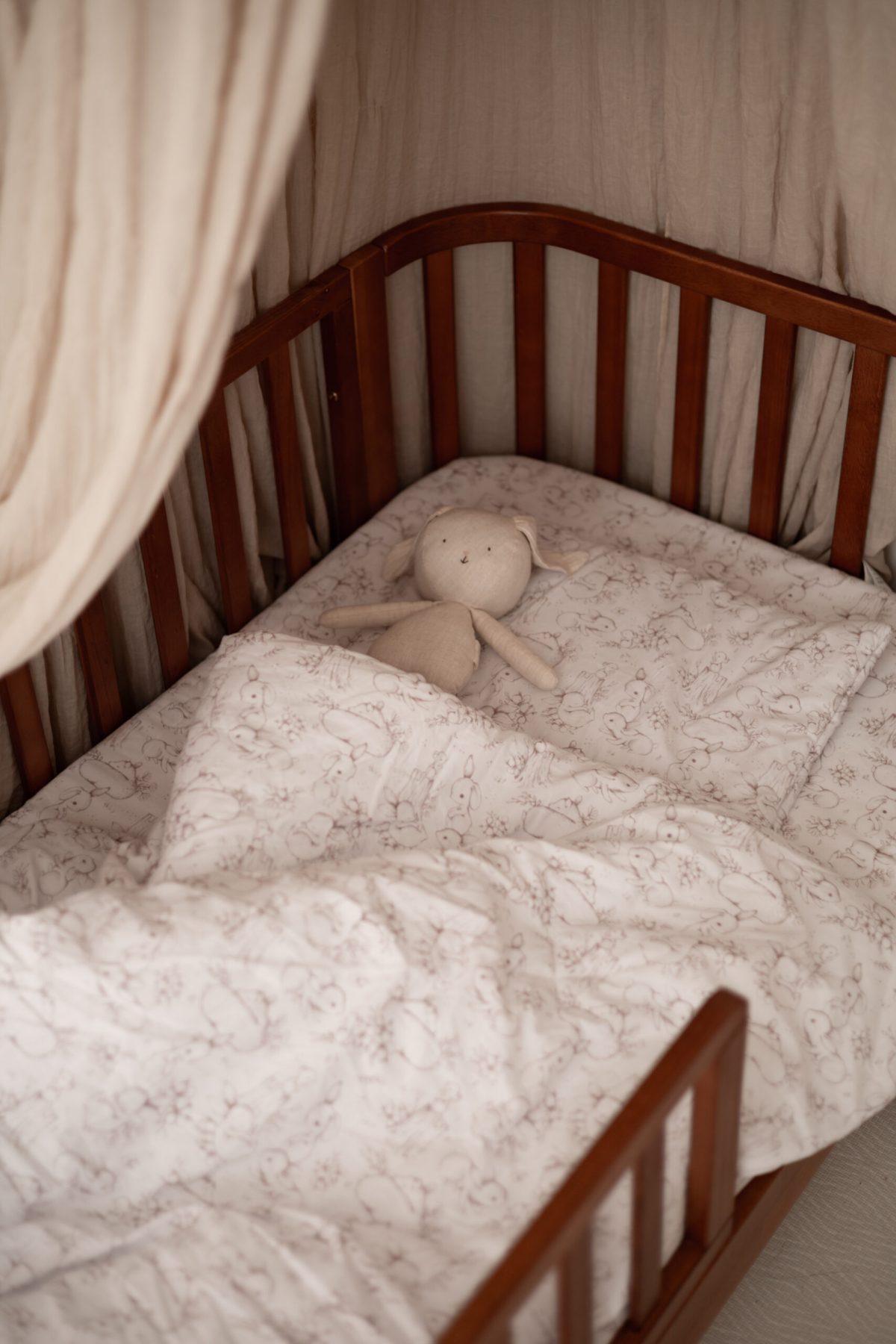 Prześcieradło do łóżeczka - wzór Króliczki na polanie - obrazek 2