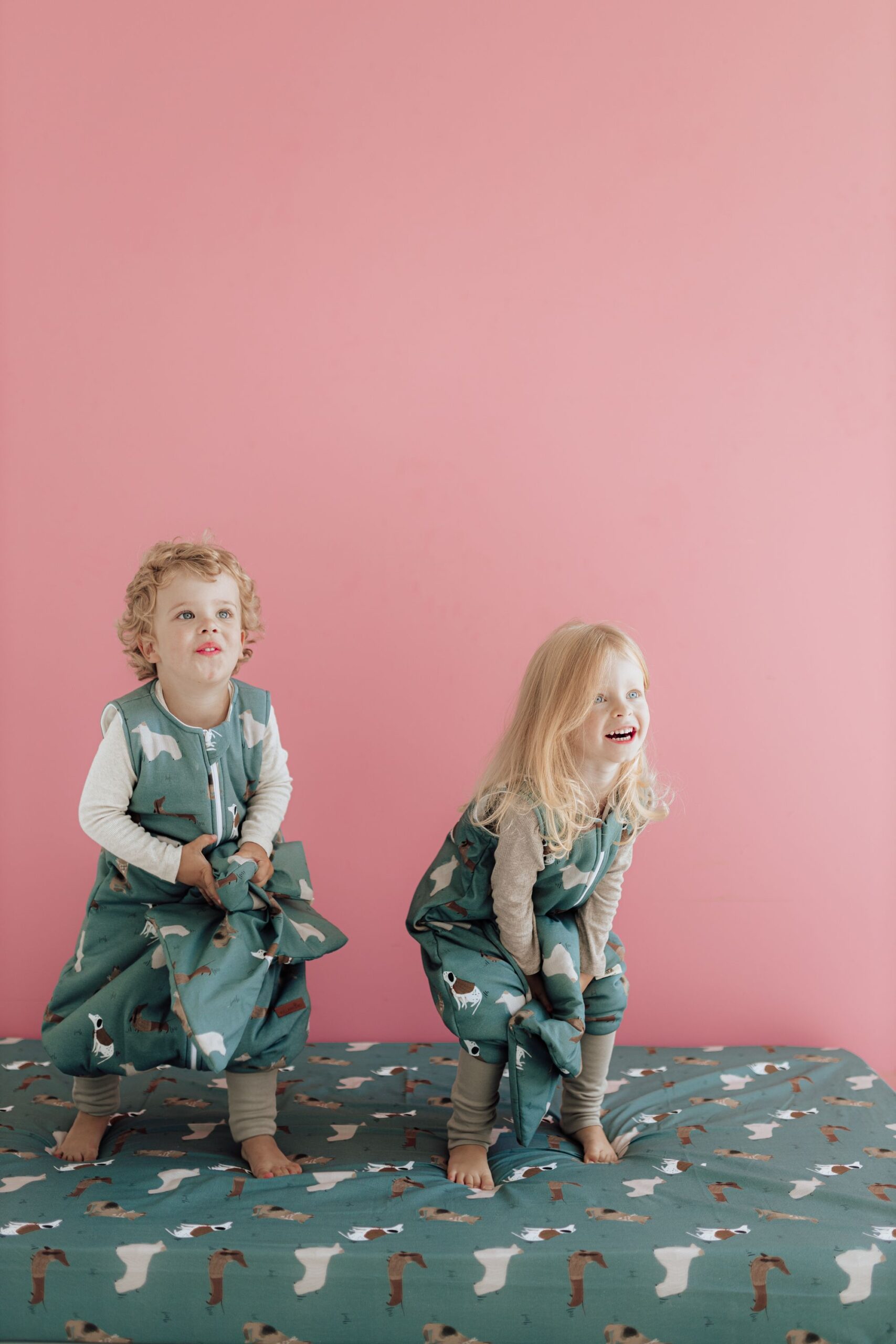 jesien24-42-scaled-1.jpg Prześcieradło do łóżeczka - wzór Pieski - obrazek 1