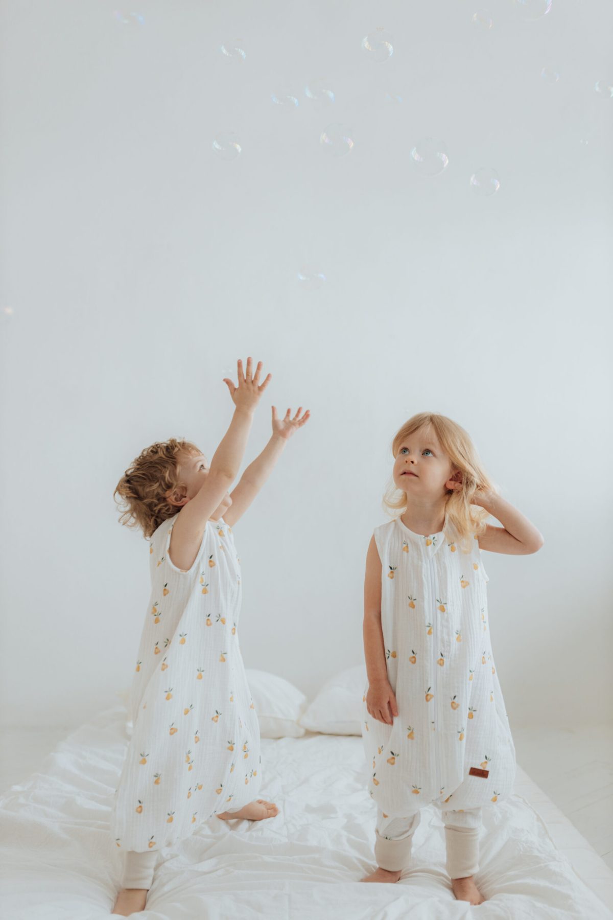 Muślinowy śpiworek z nogawkami - wzór Gruszki - obrazek 2