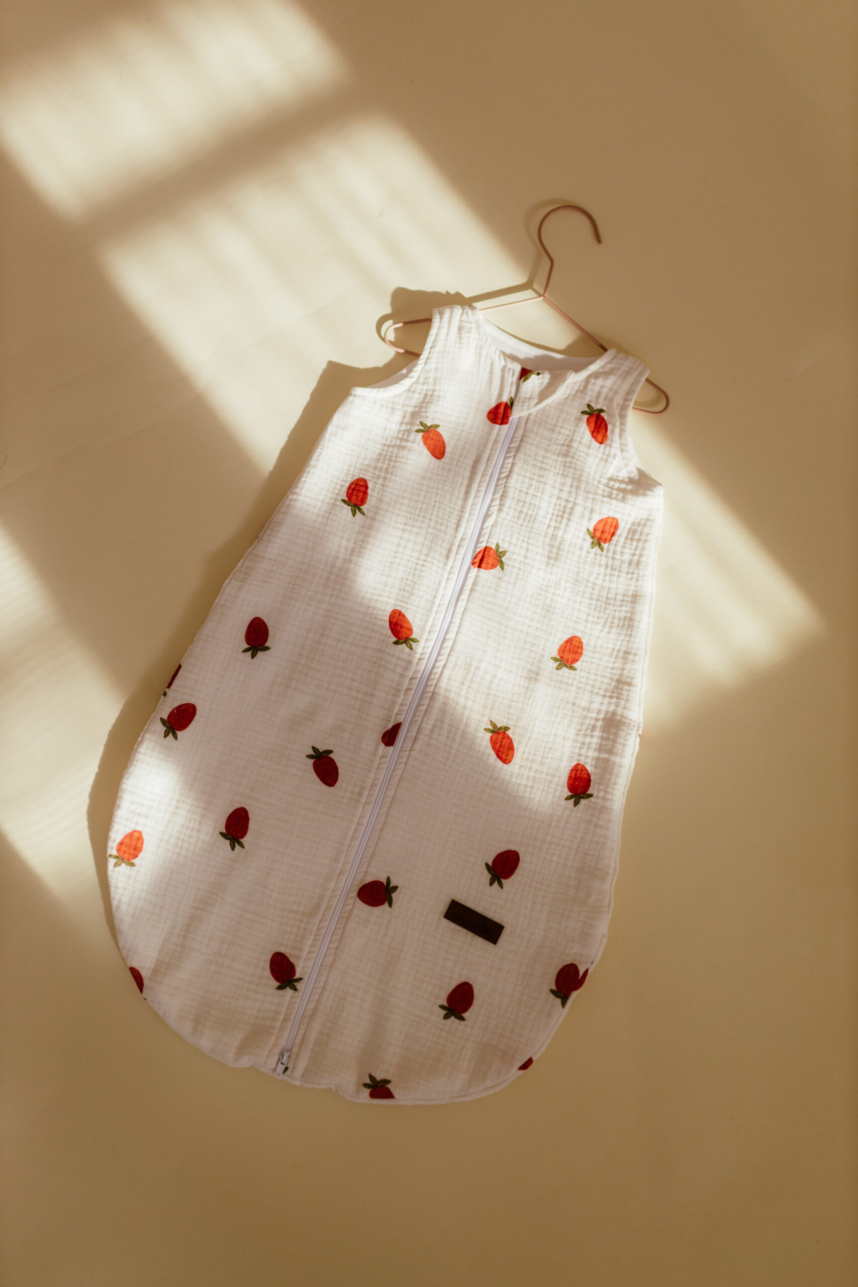 Śpiworek niemowlęcy muślinowy- wzór Truskawki