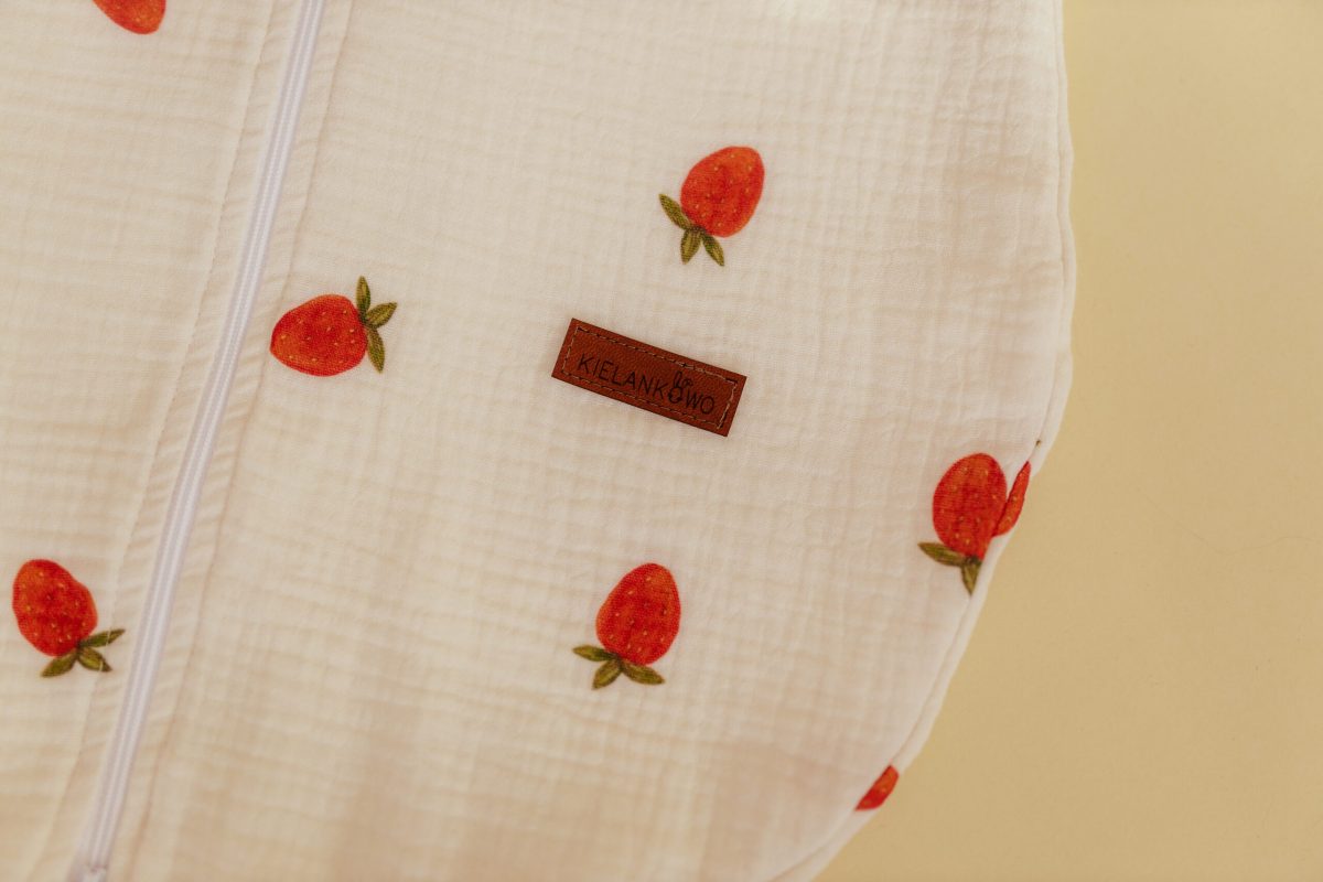 Śpiworek niemowlęcy muślinowy- wzór Truskawki - obrazek 2