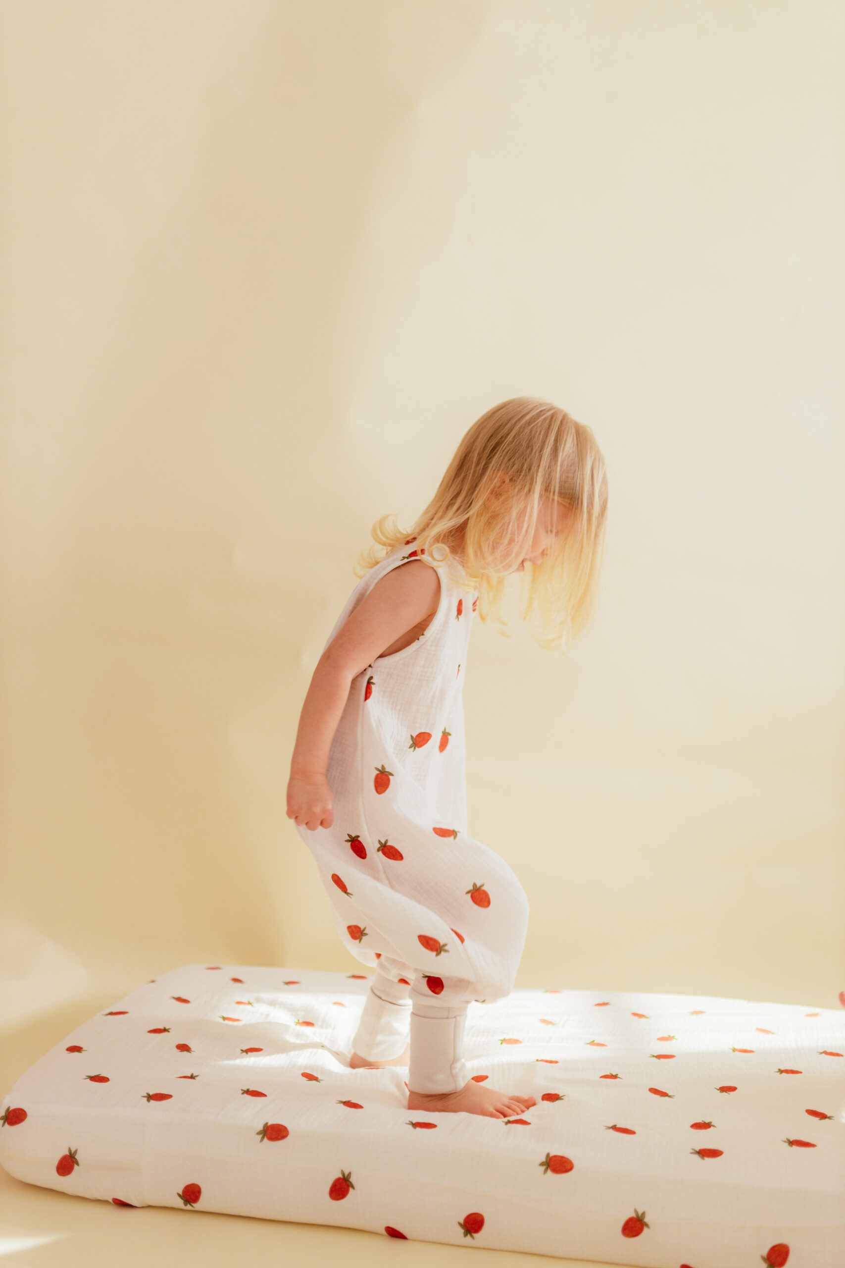 Muślinowe prześcieradło - wzór Truskawki