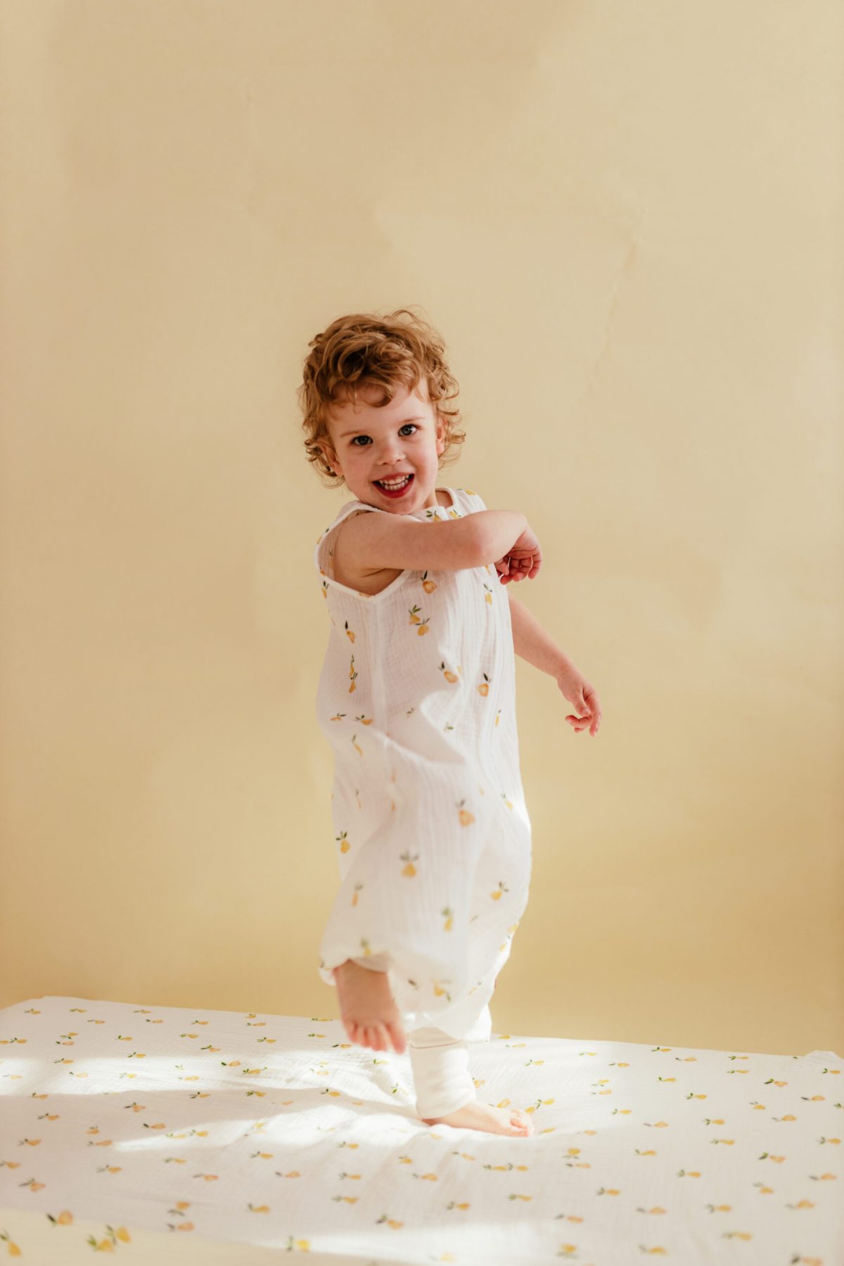 Muślinowy śpiworek z nogawkami - wzór Gruszki - obrazek 3