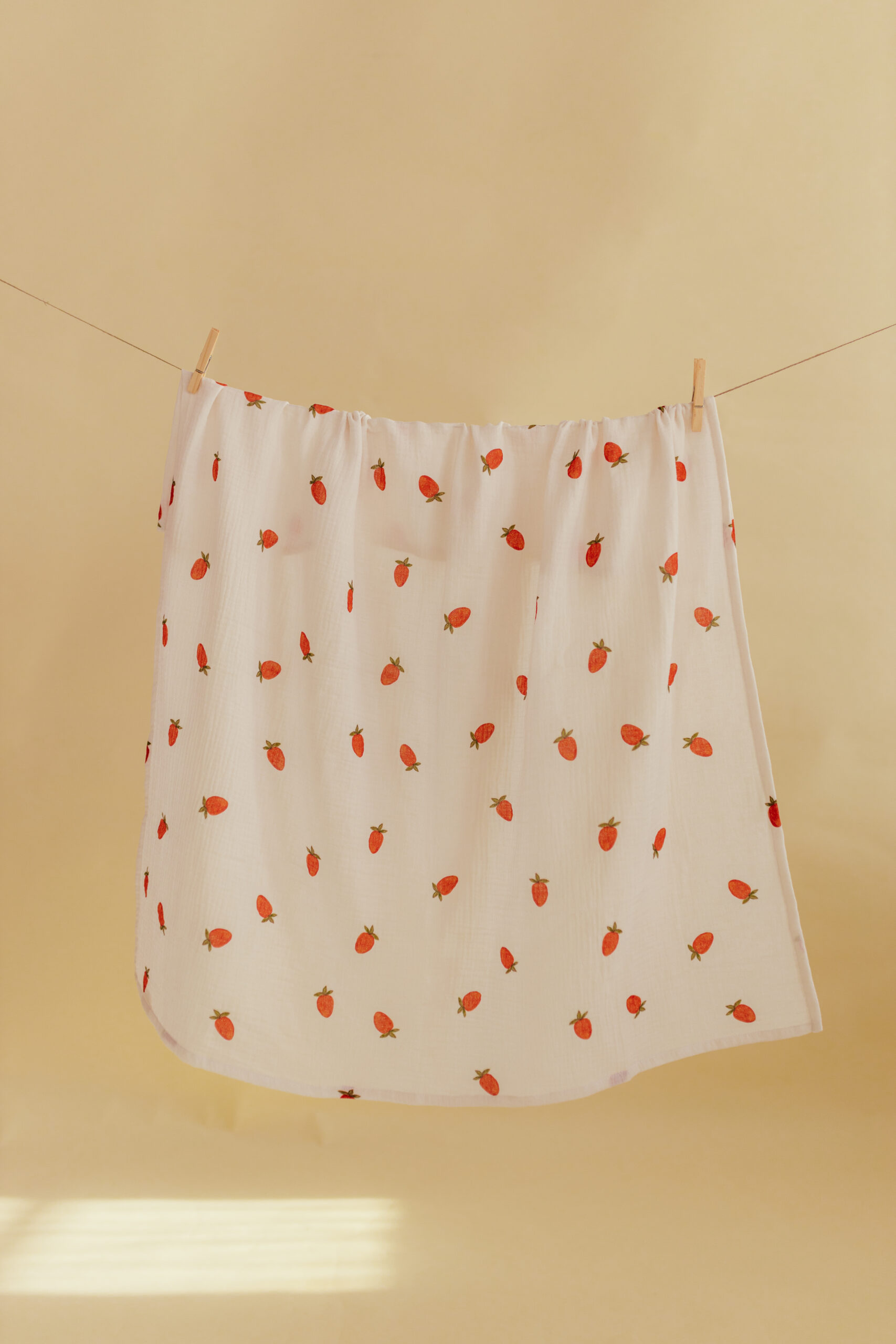 Muślinowy kocyk - wzór Truskawki