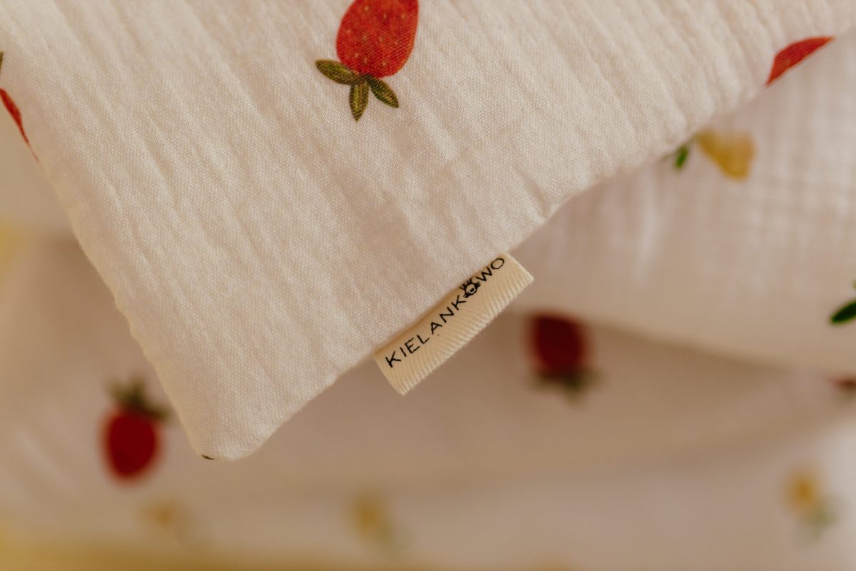 Muślinowa poduszka - wzór Truskawki - obrazek 3