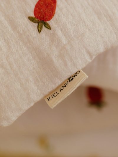 Muślinowa poduszka - wzór Truskawki - obrazek 3