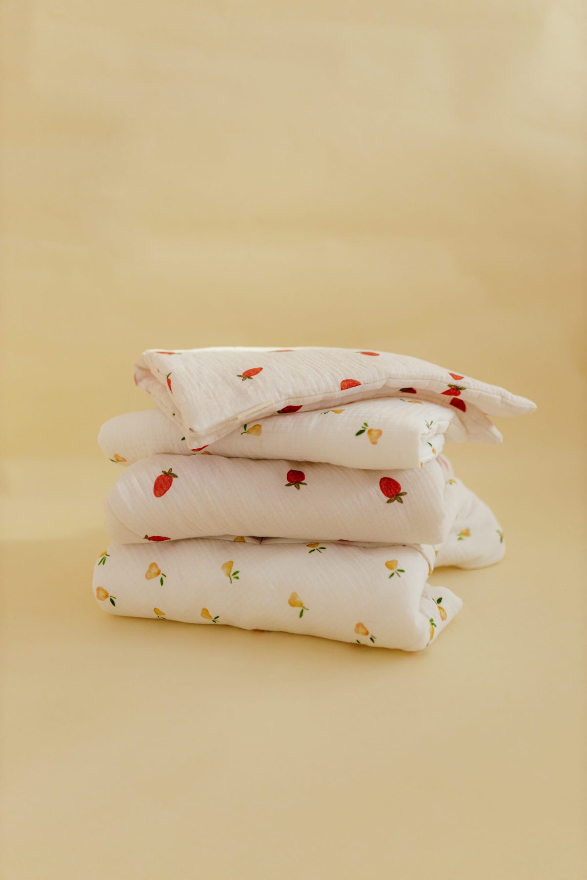 Muślinowa poduszka - wzór Truskawki - obrazek 2