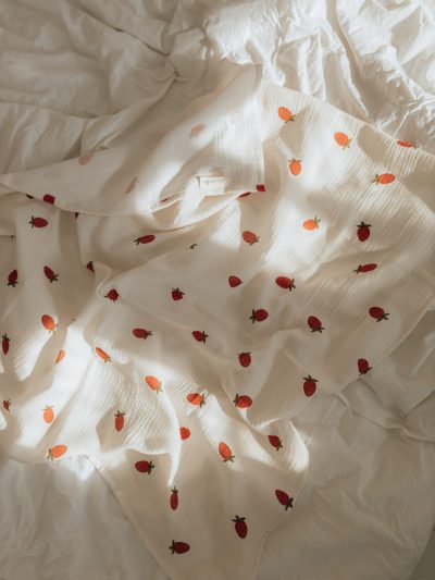 Muślinowy kocyk - wzór Truskawki - obrazek 3