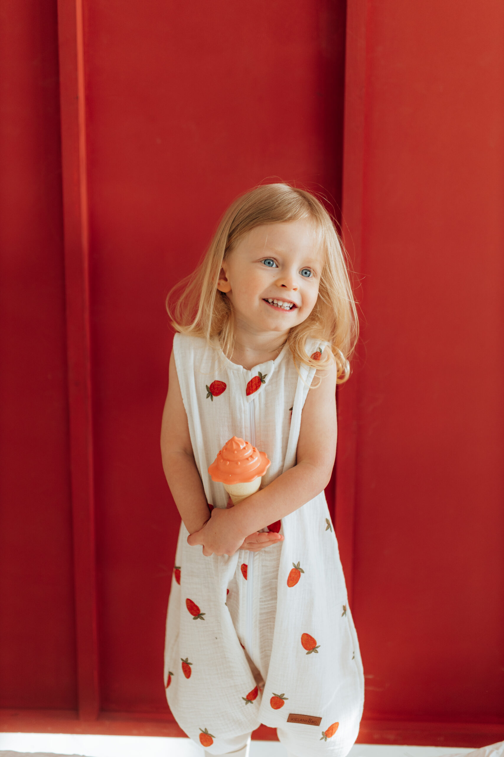 Muślinowy śpiworek z nogawkami - wzór Truskawki