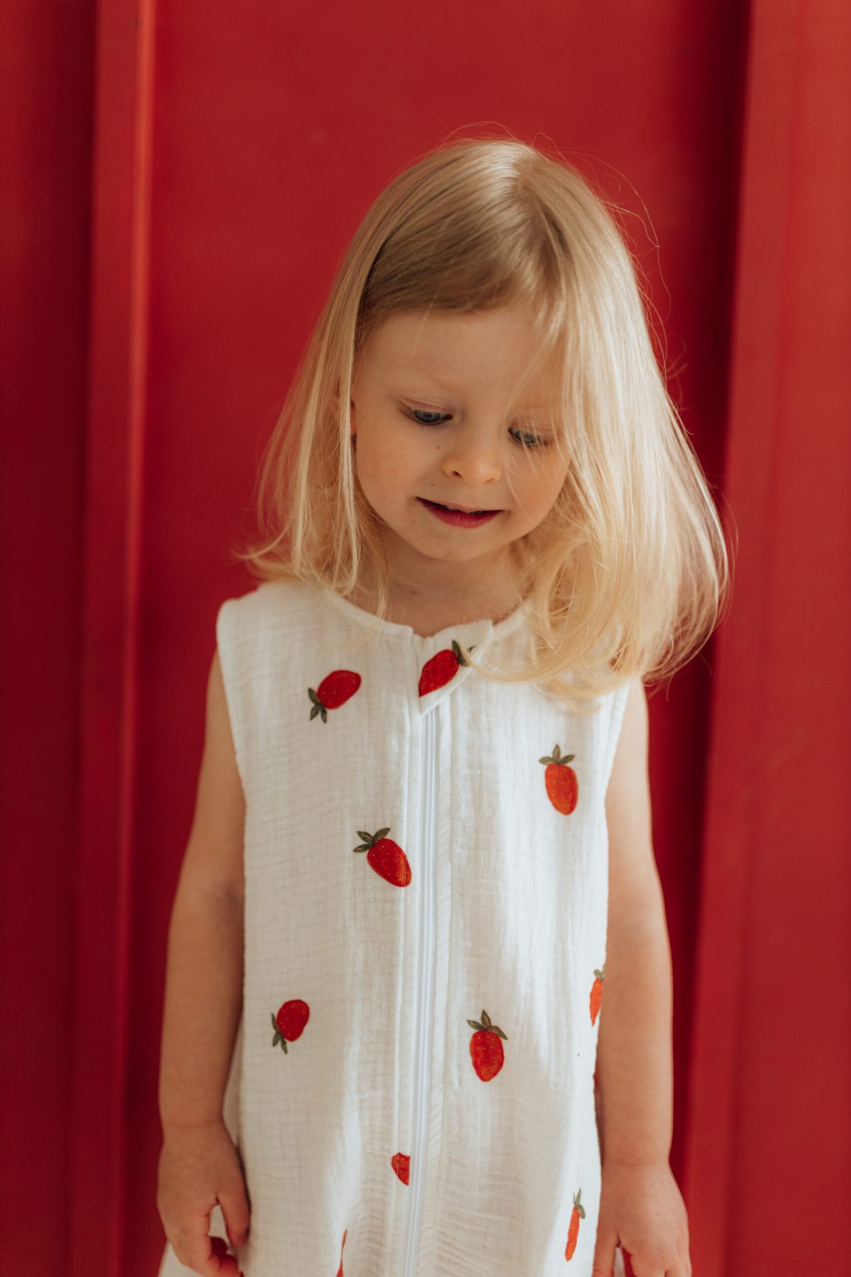 Muślinowy śpiworek z nogawkami - wzór Truskawki - obrazek 2