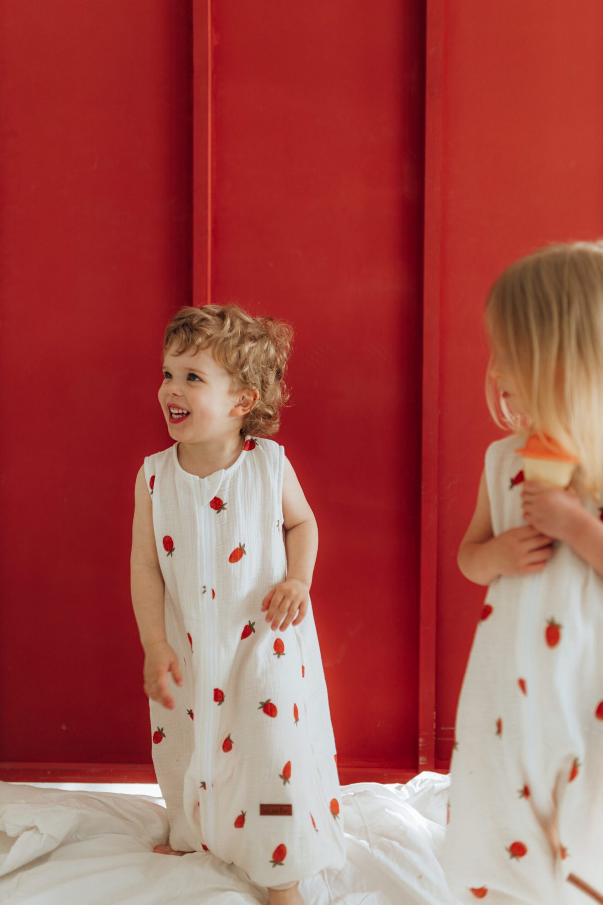 Muślinowy śpiworek z nogawkami - wzór Truskawki - obrazek 3