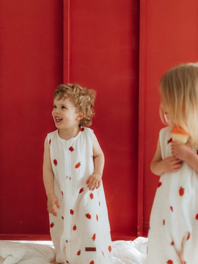 Muślinowy śpiworek z nogawkami - wzór Truskawki - obrazek 3