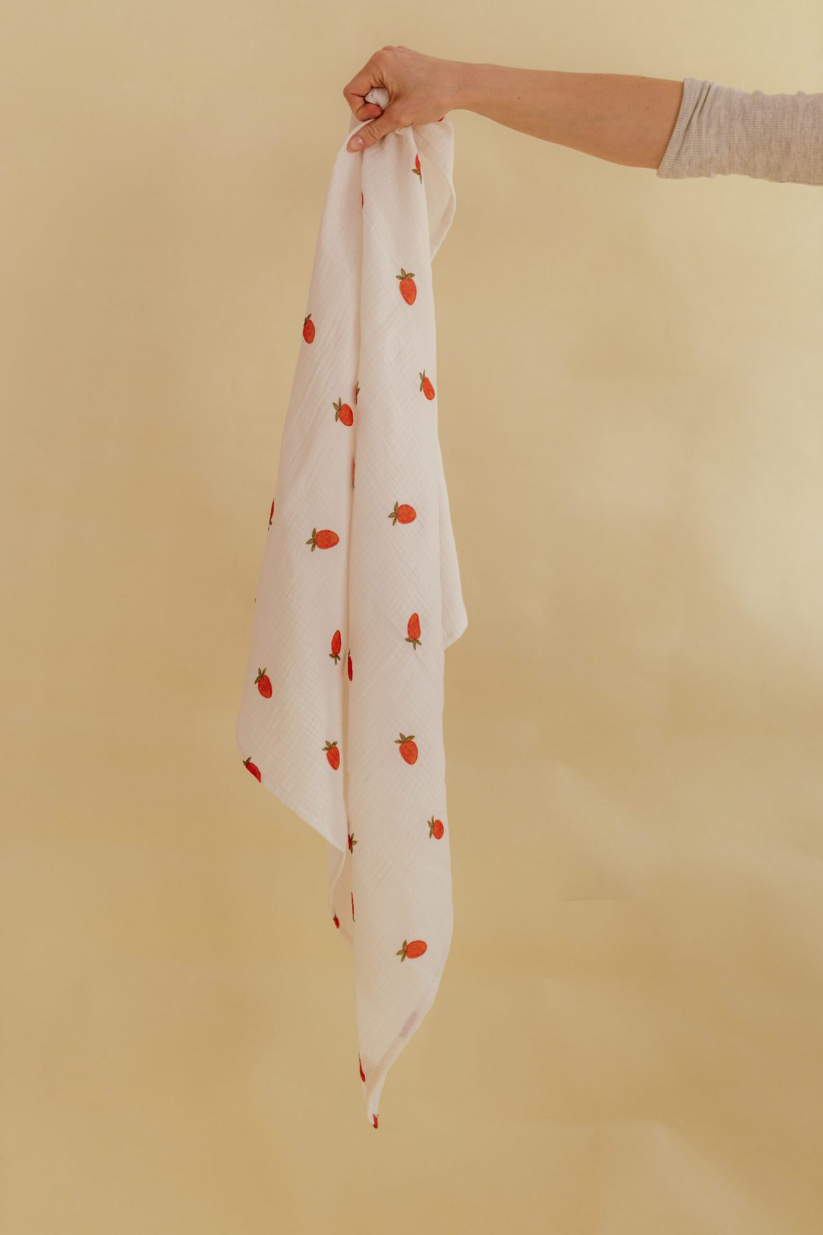 Muślinowy kocyk - wzór Truskawki - obrazek 2