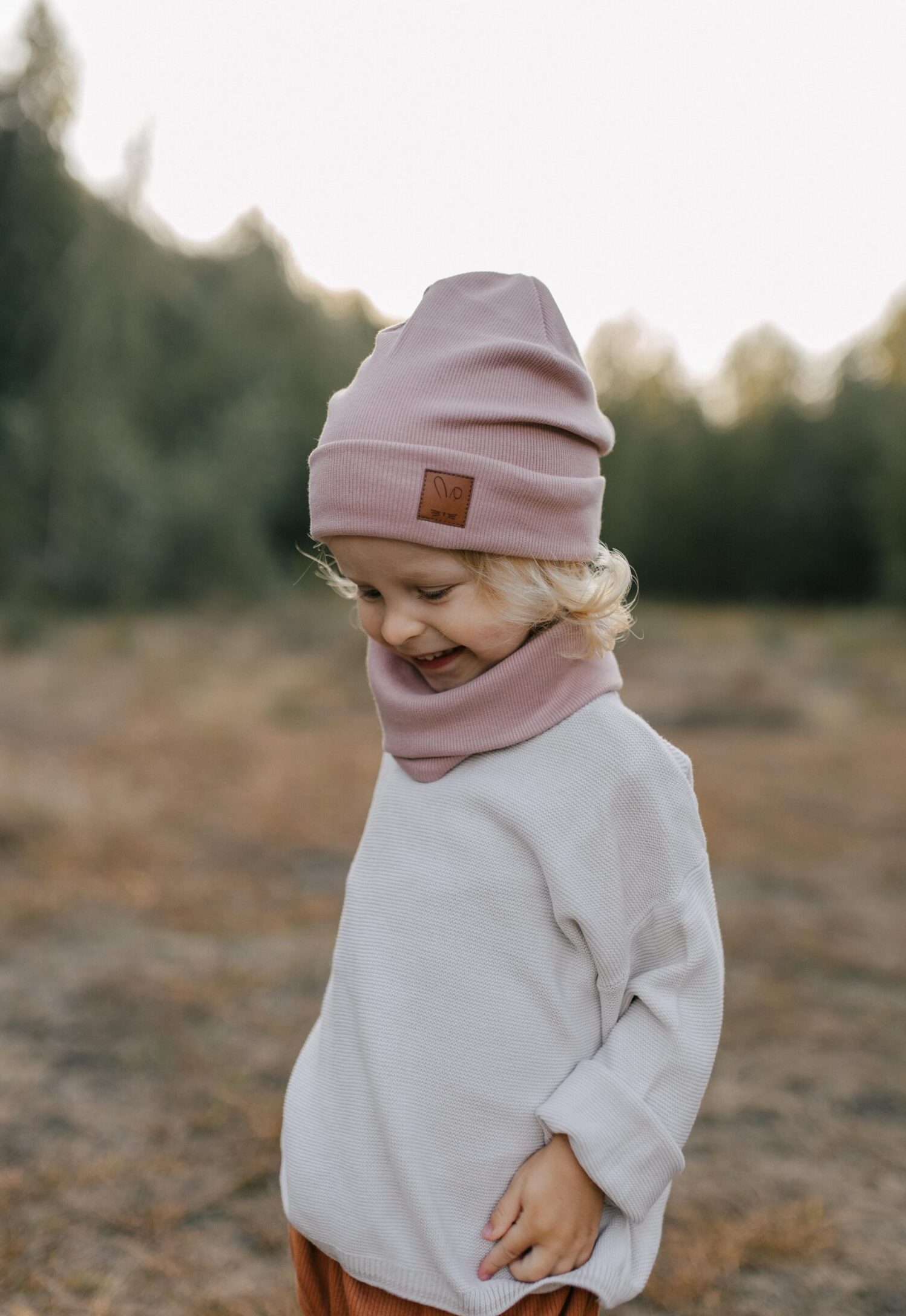 Czapka prążkowana PUDROWY RÓŻ